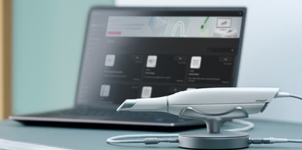 3Shape intraorale scanner op een bureau naast een laptop met scansoftware